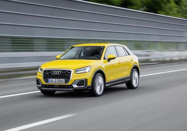 Nuova Audi Q2 gialla tre quarti