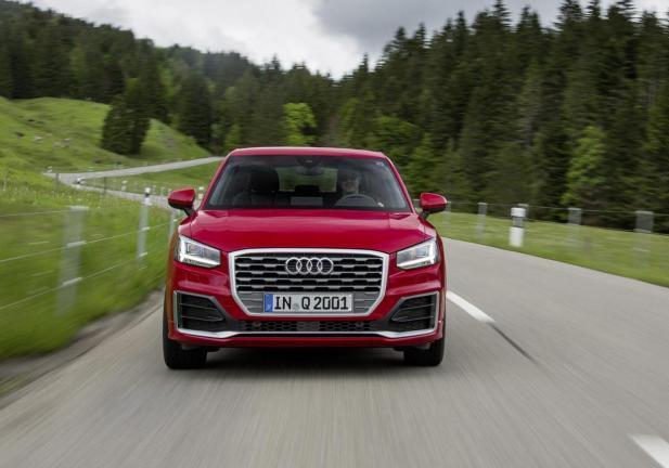 Nuova Audi Q2 rossa frontale