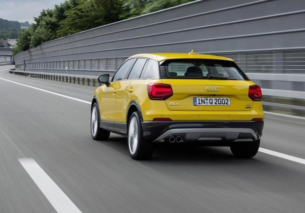 Nuova Audi Q2 tre quarti posteriore gialla