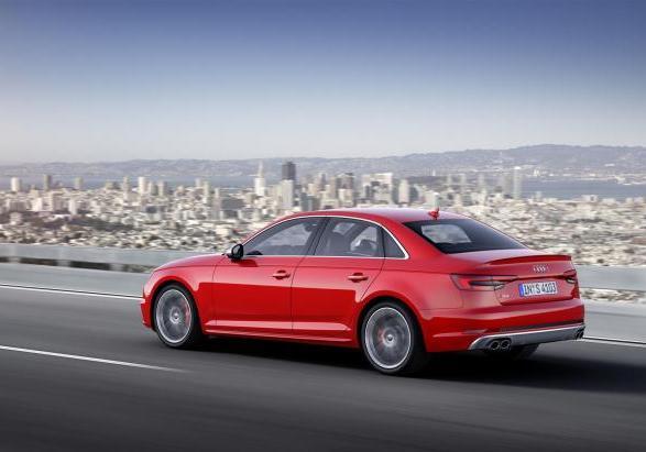 Nuova Audi S4 tre quarti posteriore