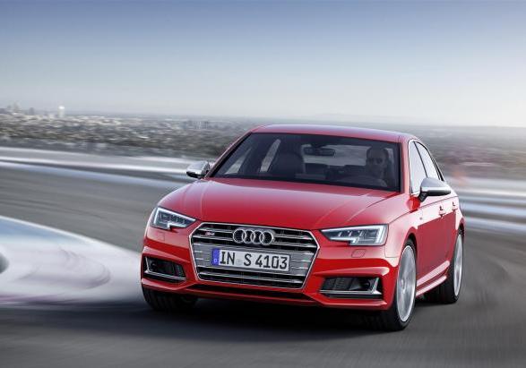 Nuova Audi S4 tre quarti