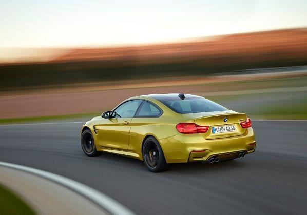 Nuova BMW M4 Coupé tre quarti posteriore lato sinistro