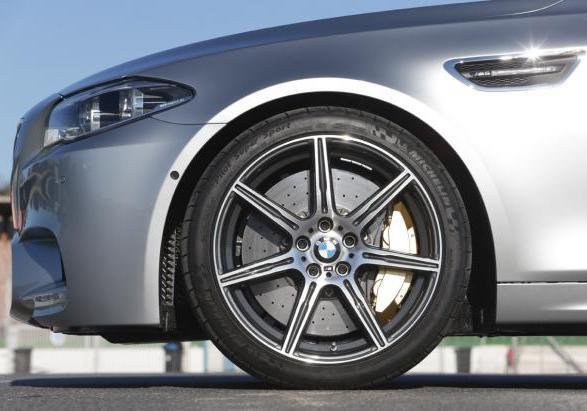 Nuova BMW M5 con Competition Package dettaglio cerchi