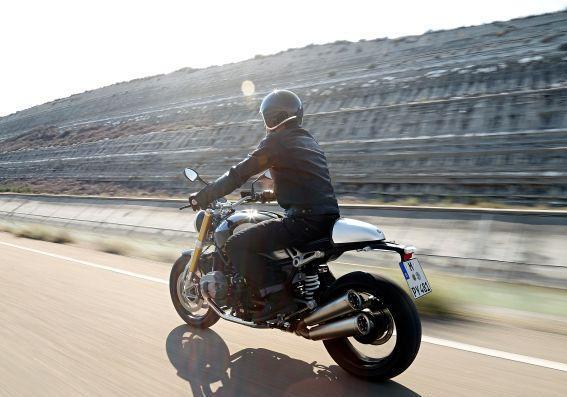 Nuova BMW R nine T su strada