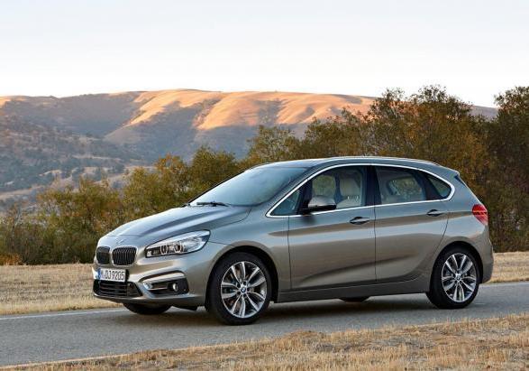 Nuova BMW Serie 2 Active Tourer tre quarti anteriore