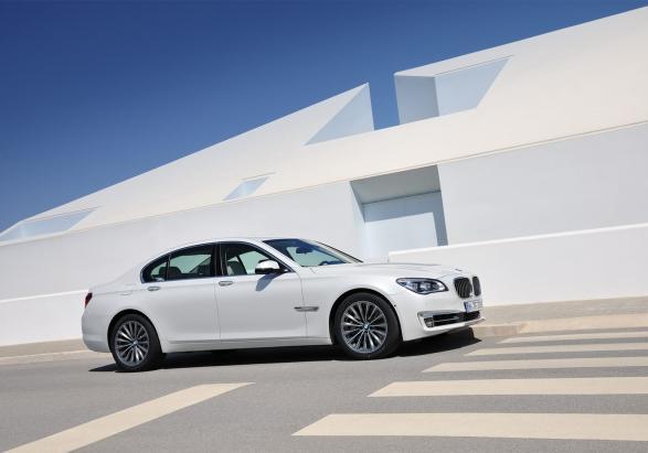 Nuova BMW Serie 7 restyling 2012 tre quarti anteriore destro