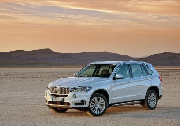 Nuova BMW X5 xDrive30d tre quarti anteriore lato destro