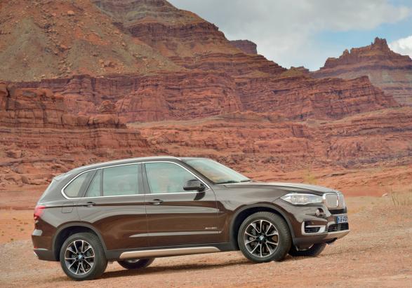 Nuova BMW X5 xDrive50i profilo lato destro