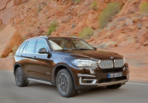 Nuova BMW X5 xDrive50i tre quarti anteriore lato destro