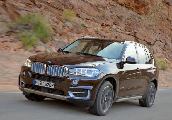 Nuova BMW X5 xDrive50i tre quarti anteriore lato sinistro