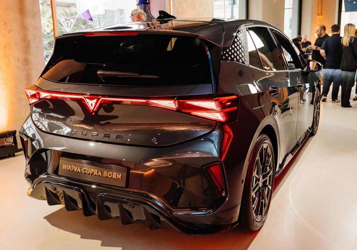 Nuova Cupra Born 4