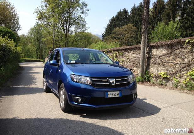 Nuova Dacia Sandero GPL tre quarti anteriore