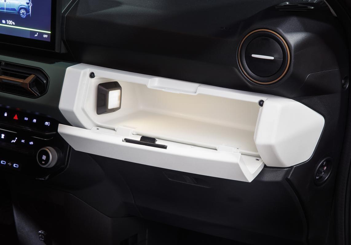 Nuova Dacia Spring 2024 glovebox luce led