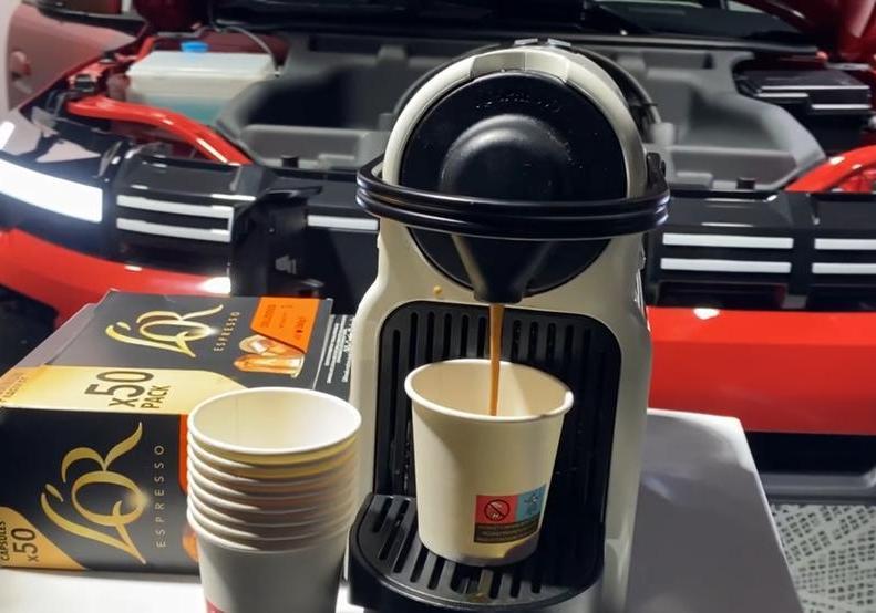 Nuova Dacia Spring 2024 macchina caffè