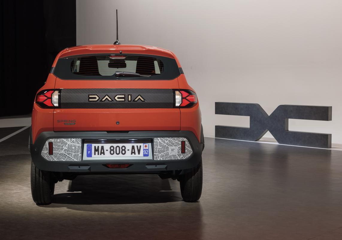 Nuova Dacia Spring 2024 rosso mattone