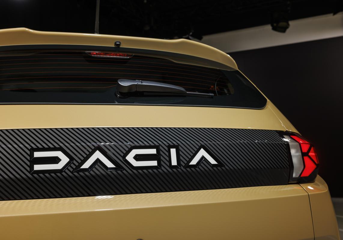 Nuova Dacia Spring 2024 scritta