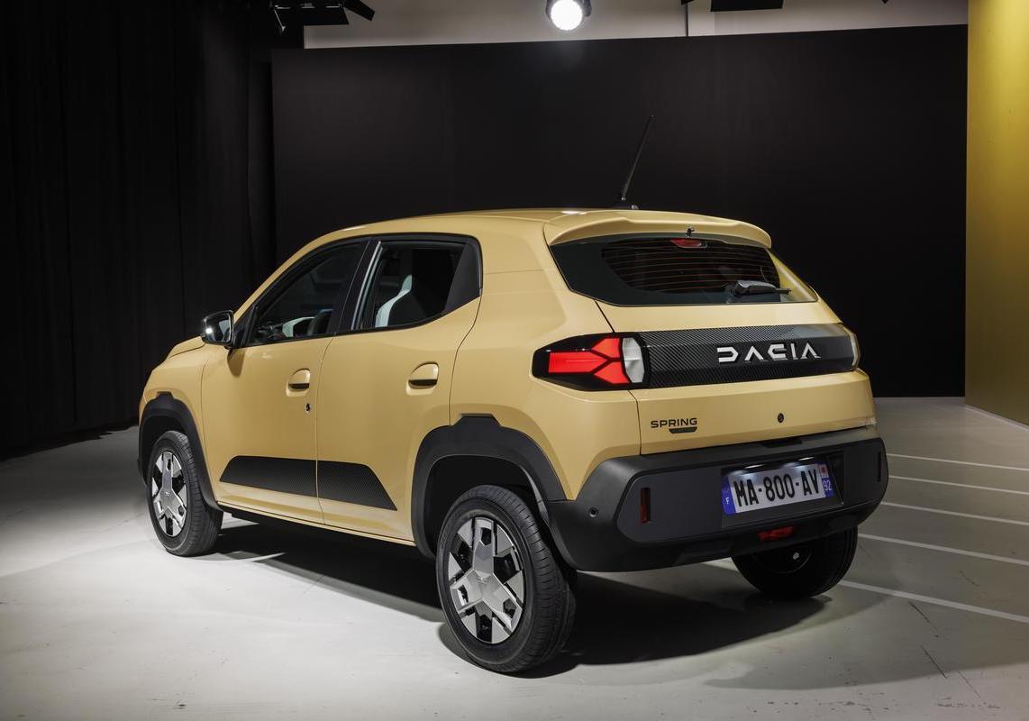 Nuova Dacia Spring 2024 tre quarti posteriore