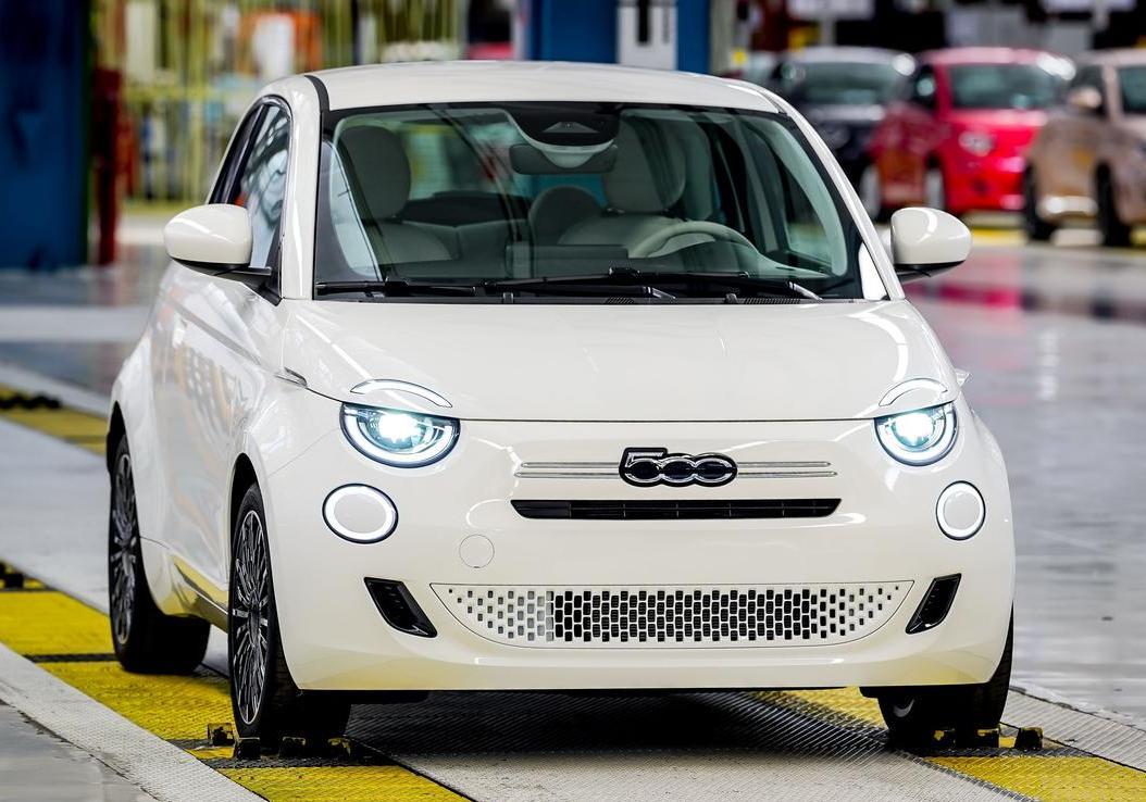 Nuova Fiat 500 ibrida - vista di fronte