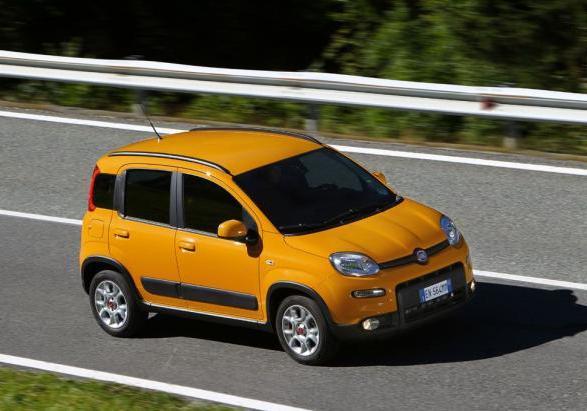 Nuova Fiat Panda Trekking tre quarti anteriore lato destro