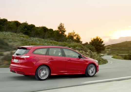 Nuova Ford Focus ST station wagon tre quarti posteriore lato destro