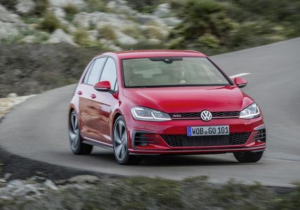 Nuova Golf GTI Performance rossa tre quarti anteriore