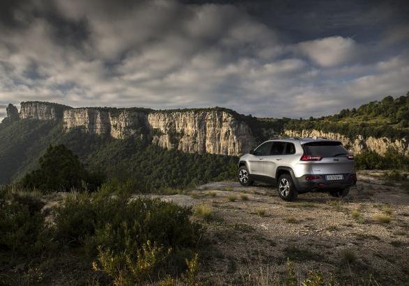 Nuova Jeep Cherokee tre quarti posteriore