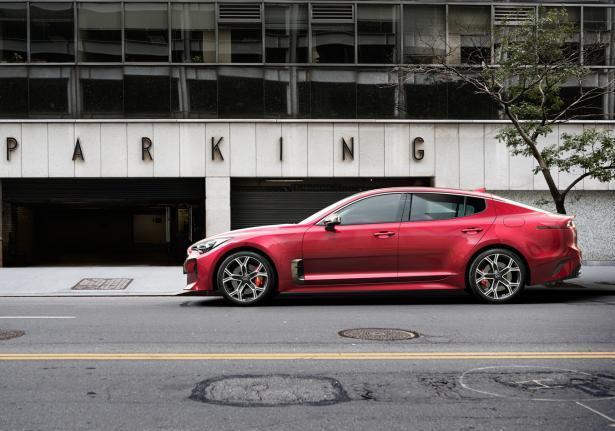 Nuova Kia Stinger parking