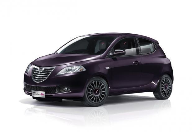 Nuova Lancia Ypsilon Elefantino Purple Aurora tre quarti anteriore