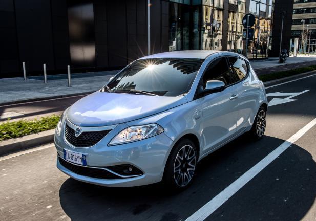 Nuova Lancia Ypsilon Mya tre quarti anteriore