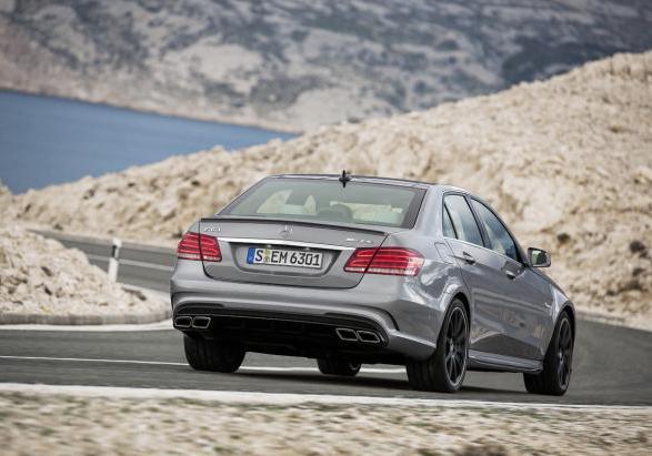 Nuova Mercedes E 63 AMG my 2013 tre quarti posteriore