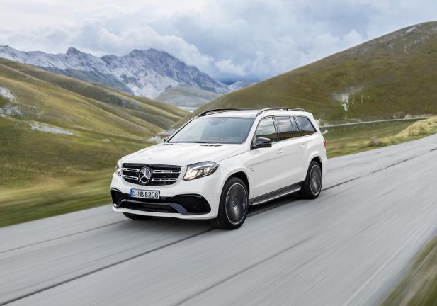 Nuova Mercedes GLS bianca in movimento