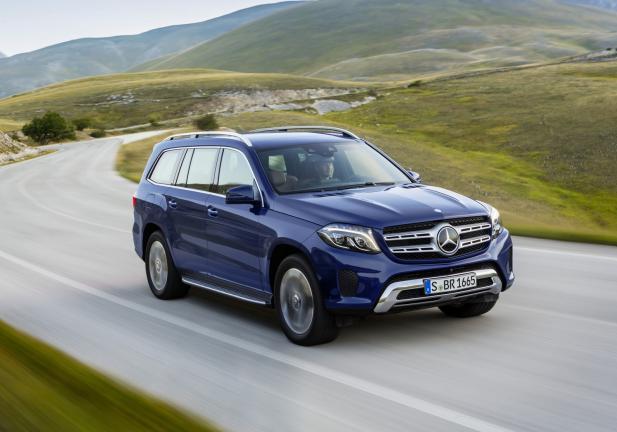 Nuova Mercedes GLS su strada blu