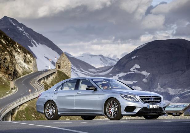 Nuova Mercedes S 63 AMG tre quarti anteriore lato destro