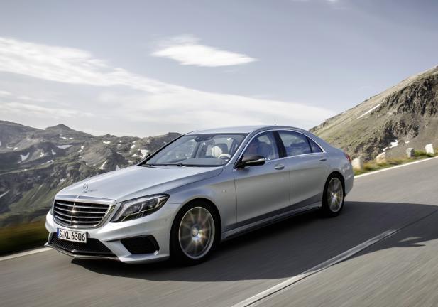 Nuova Mercedes S 63 AMG tre quarti anteriore lato sinistro