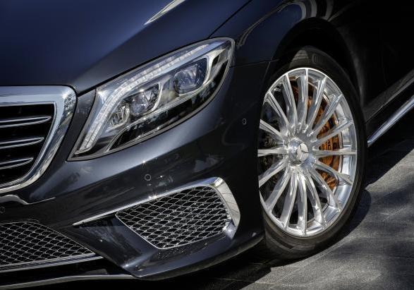 Nuova Mercedes S 65 AMG dettaglio tre quarti anteriore