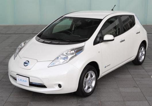 Nuova Nissan Leaf my 2013 tre quarti anteriore lato sinistro