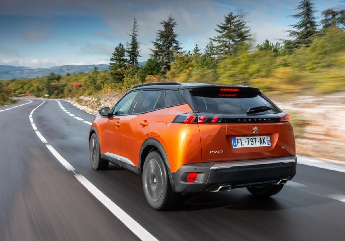 Nuova Peugeot 2008 tre quarti posteriore a