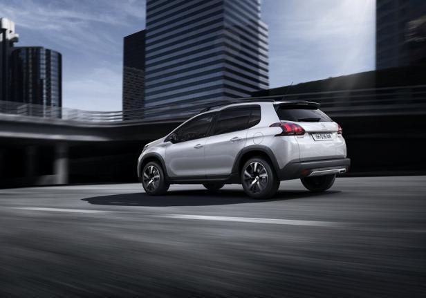 Nuova Peugeot 2008 tre quarti posteriore bianca