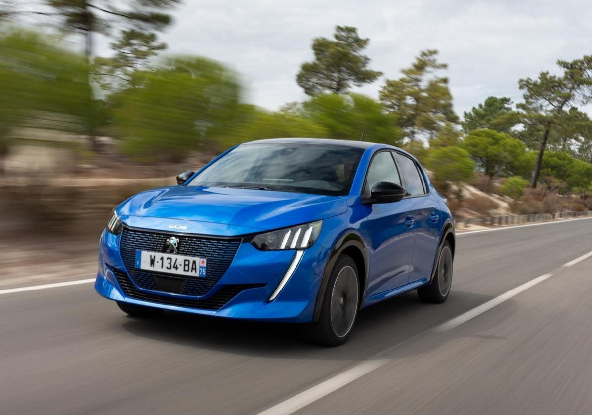 Nuova Peugeot e208 blu