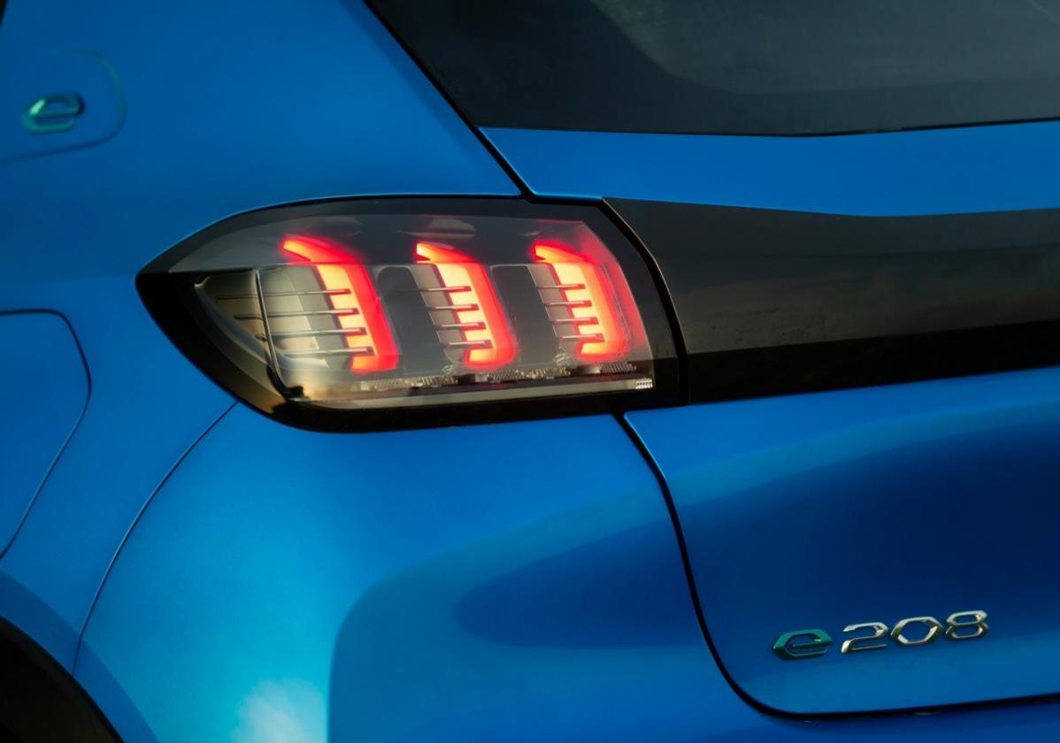 Nuova Peugeot e208 fari LED