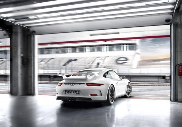 Nuova Porsche 911 GT3 in uscita dai box
