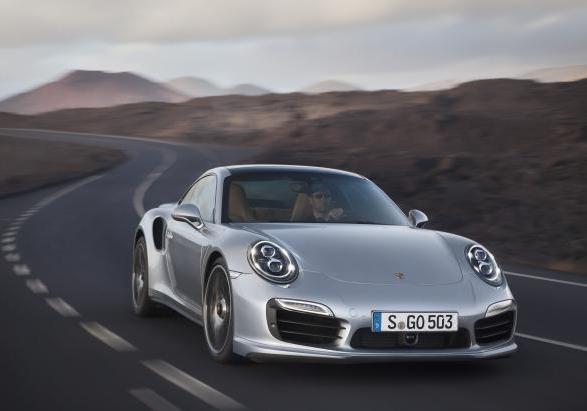 Nuova Porsche 911 Turbo S tre quarti anteriore lato destro