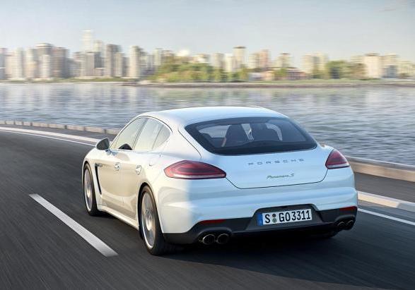 Nuova Porsche Panamera S E-Hybrid tre quarti posteriore