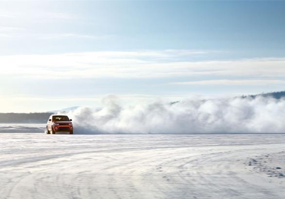 Nuova Range Rover Sport sulla neve in controsterzo