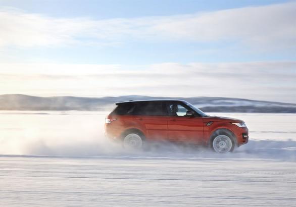 Nuova Range Rover Sport sulla neve laterale