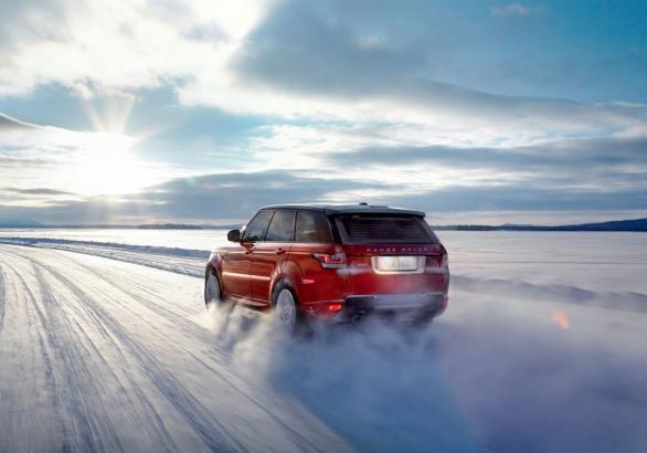Nuova Range Rover Sport sulla neve posteriore