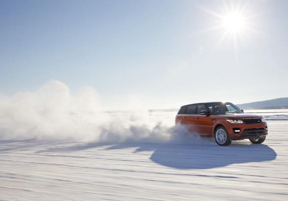 Nuova Range Rover Sport sulla neve in velocità