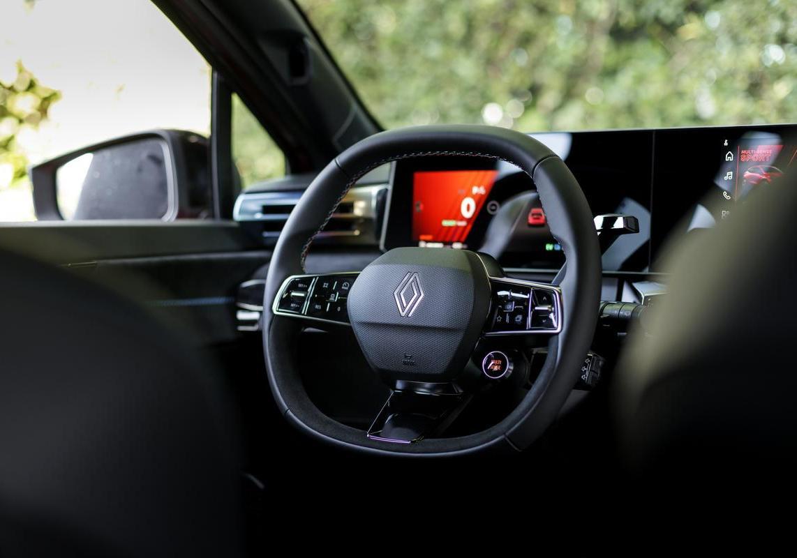 Nuova Renault Clio E-Tech ibrida 2025 volante