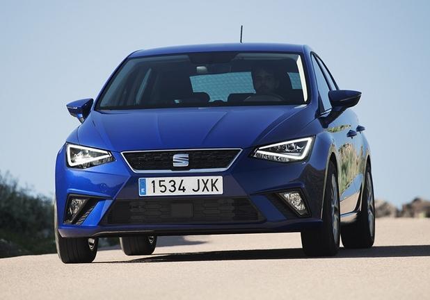 Nuova Seat Ibiza blu tre quarti anteriore