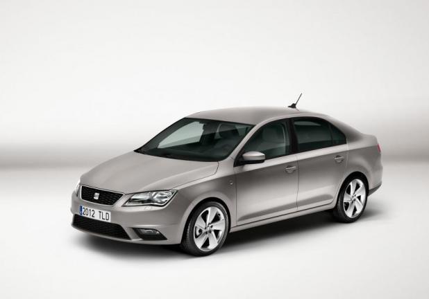 Nuova Seat Toledo 2012 tre quarti anteriore sfondo bianco